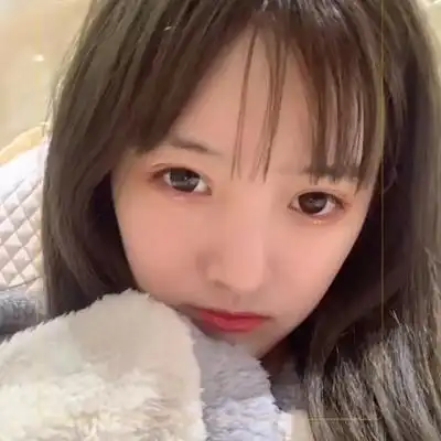 通过下图大家也能看到,套璐璐在原相机中的模样还是