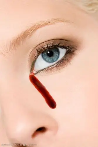 滴血的眼睛特写图片