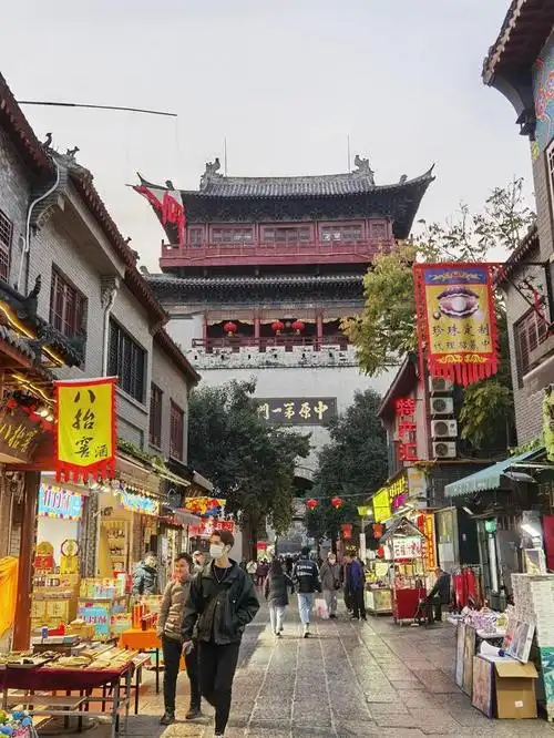 今日见闻洛阳老城西大街风情,古都民俗商业氛围浓厚,令人难忘