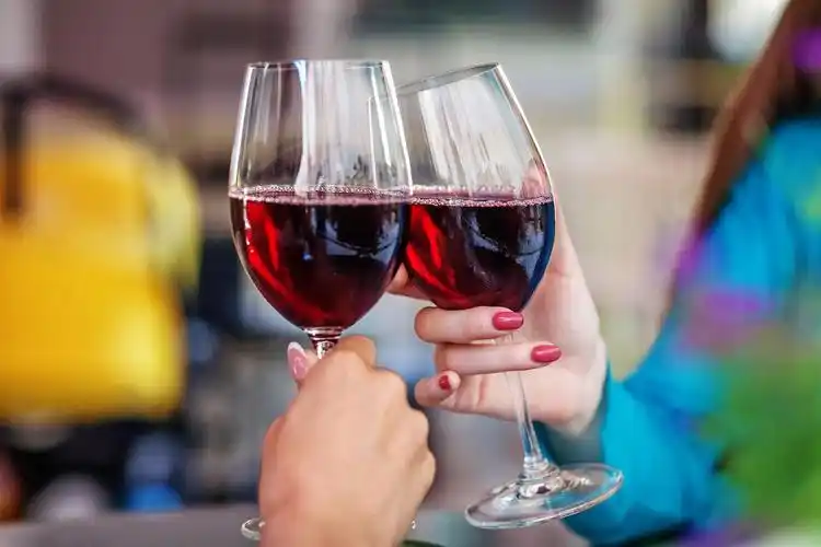 白底啤酒干杯碰杯酒杯庆祝庆贺酒生啤扎啤精酿商业团队在办公室里喝酒