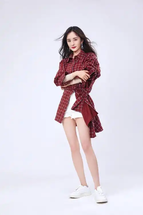 杨幂这身材绝了,一袭玫瑰金亮片长裙配卷发,秀s型曲线优雅迷人