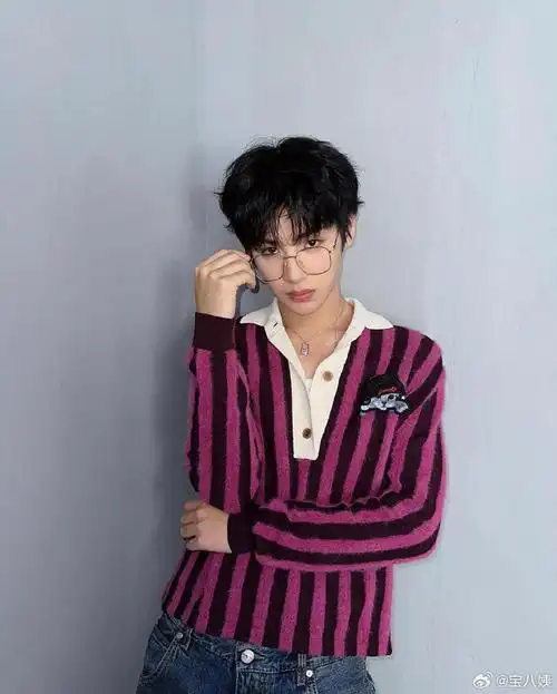 黄明昊多戴眼镜吧,好帅|黄明昊_新浪新闻