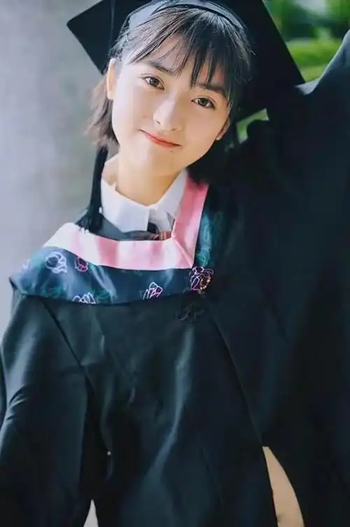 女明星毕业学士服,吴倩俏皮,沈月可爱,看到神仙姐姐,太仙了!