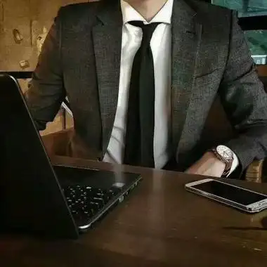 成熟帅气的穿西装稳重男生头像