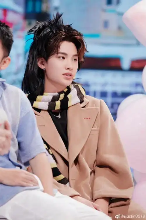 黄明昊你好星期六大衣造型##黄明昊你好星期六