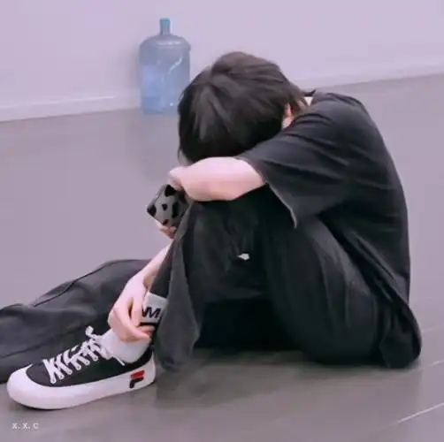 宋亚轩每次出席活动,都会配一个金丝框眼镜,他无形中有了刘耀文的影子