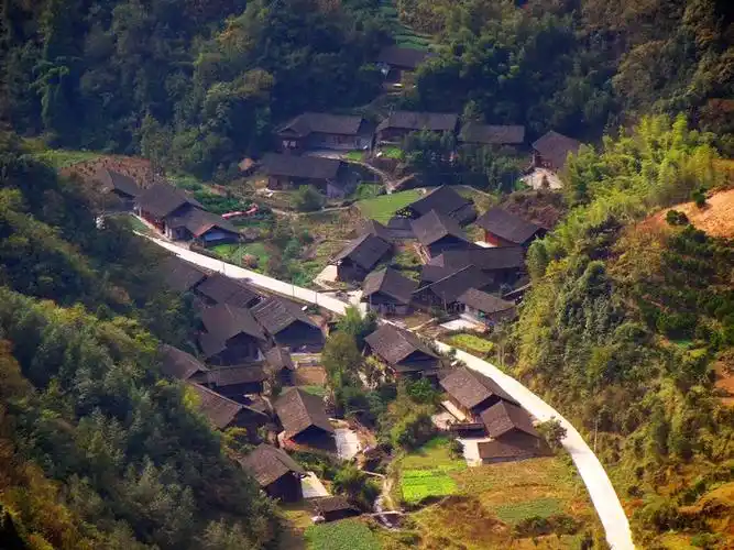 大山脚下的村庄