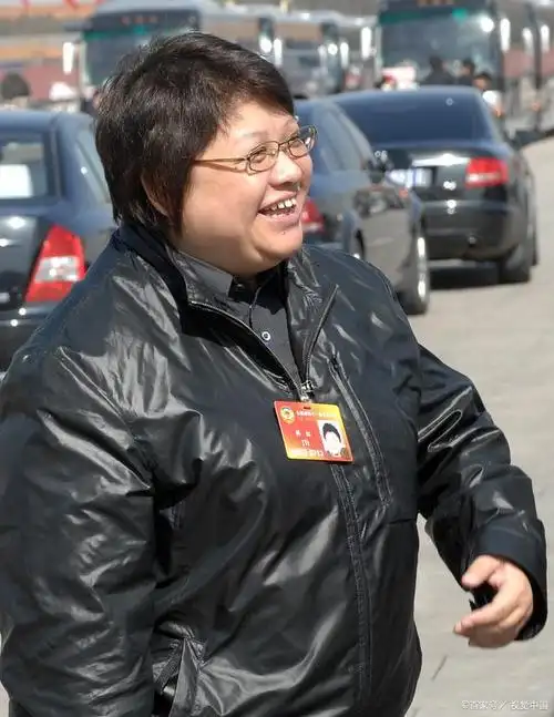 韩红年轻时的校花风采:18岁军装照令人震惊