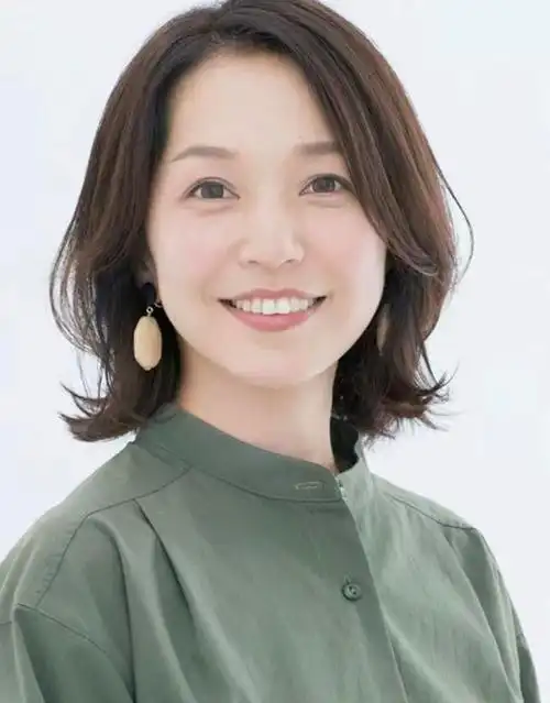 1,女人刚过40就有"大妈味"?原因可能在这4种发型上,显老又土气