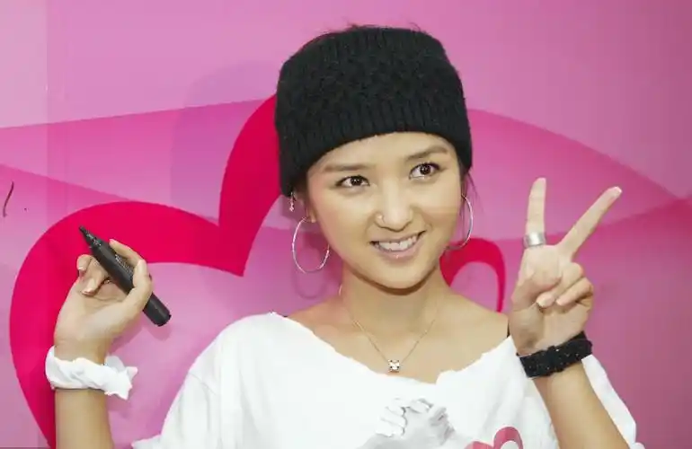 婚内出轨却倒打一耙的超女何洁,已经活成了一个笑话_女儿_孩子_李宇春