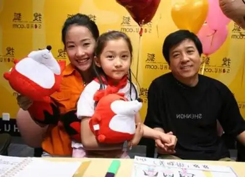 20岁关晓彤全家近照,母亲高贵雍容老爸帅气有才,母女俩一模样