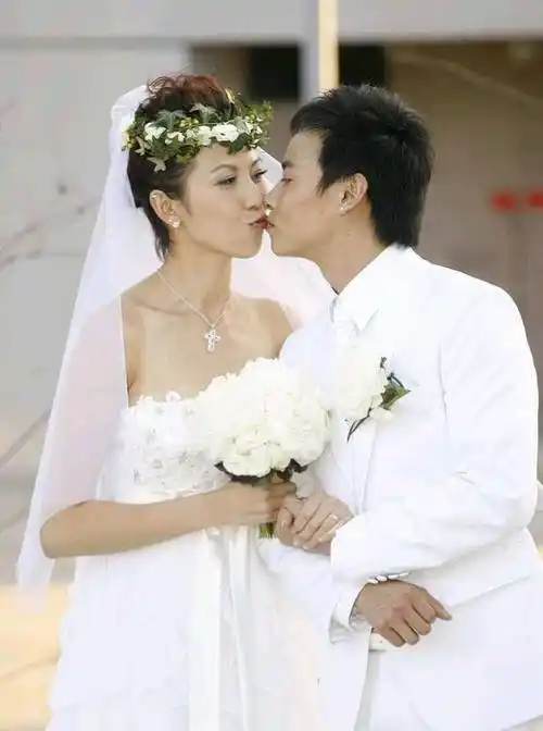 "大湾区下嫁天团"中,只有她嫁得不尽人意,看走了眼_洪欣_张丹峰_朱茵