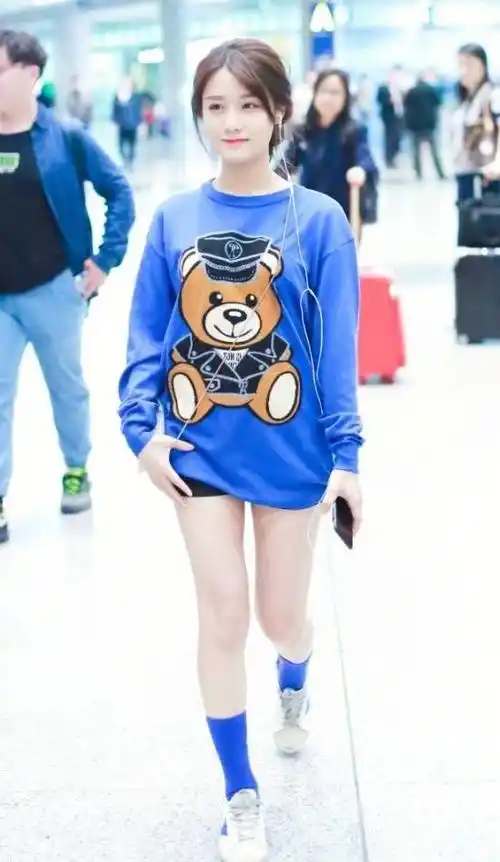 她被101淘汰,今穿蓝t 蓝袜美如初恋,像从漫画中走出来_陈意涵_蓝色