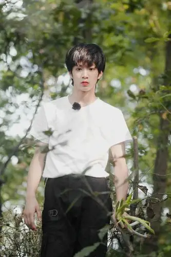 时代少年团刘耀文十四岁 可甜可a 身高183  腿长107 团里全能忙内 ra