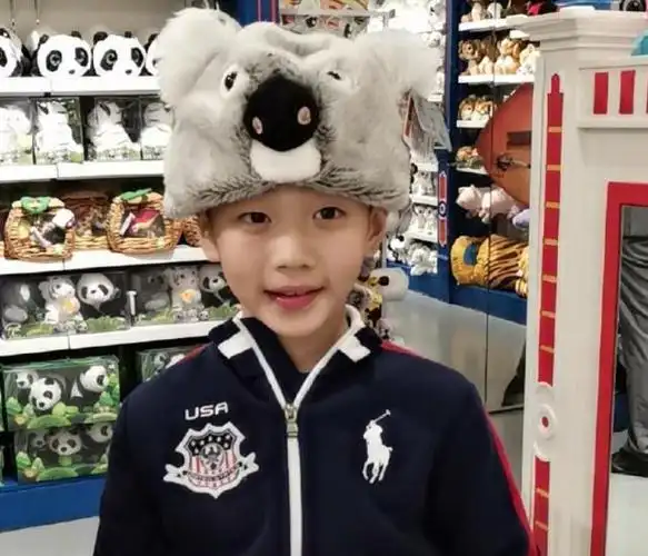 看下他妈妈在某社交平台晒出的照片中来看,杨阳洋真的长大变高变帅了