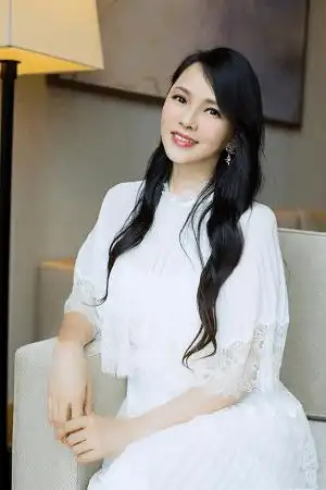 52岁伊能静晒无滤镜侧颜照,五官精致,52岁活成了25岁的模样