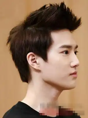 男生中等长度飞机头发型 潮男轻熟发型