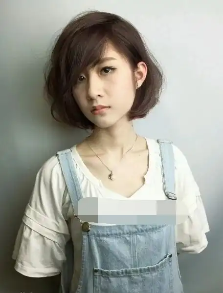要是还不会选发型,那就更扎心了,很多脸大的女生不敢剪短发,害怕遮不