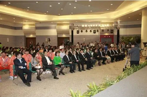 长左焕琛共同点亮了象征环保心愿的"生命之树",代表着通过全球人类的