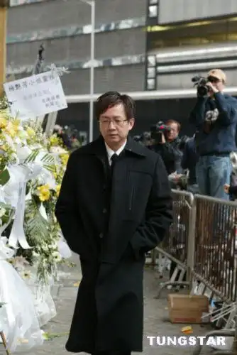 图文:梅艳芳出殡-亲友抵达情绪低落