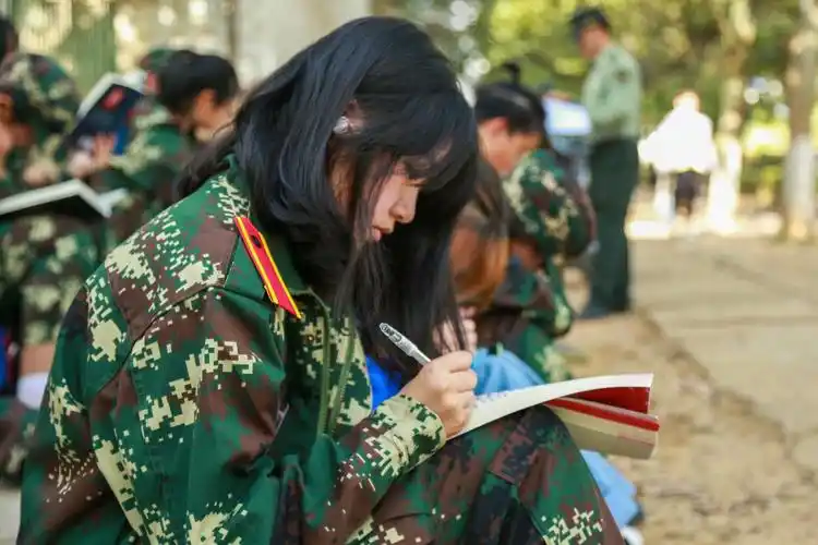 身体不适的见习学员丝毫不放松自主学习的机会.