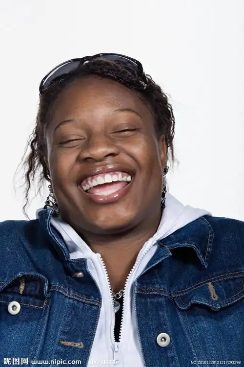 哈哈大笑的黑胖美女