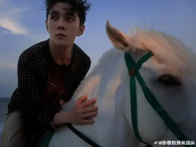 李佳琦的新发型好有型