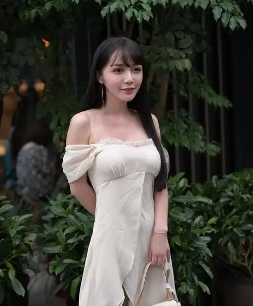 90后美女放大招睡衣外穿秀曲线配运动鞋显长腿更抢镜
