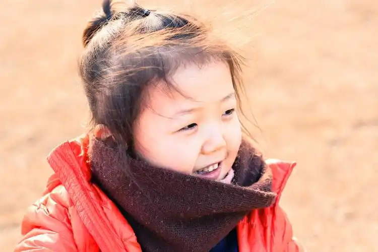 明媚天真的笑脸