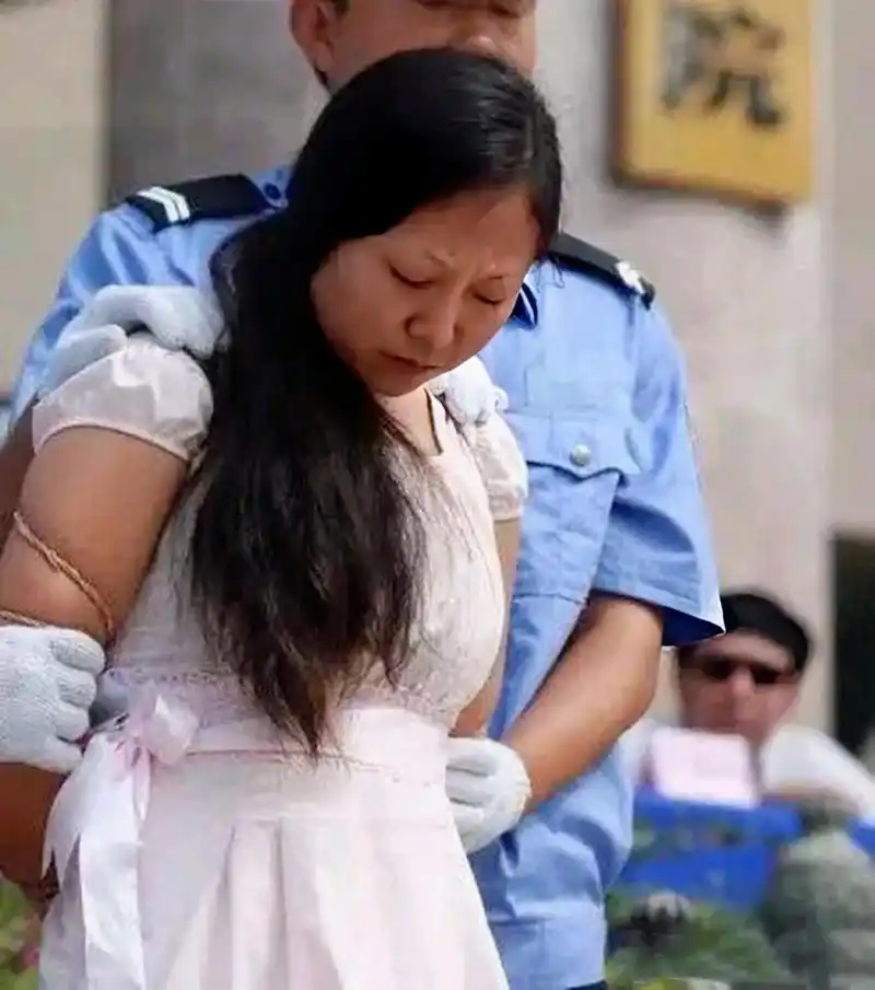 2009年,海南三亚,死刑犯韩峰即将被押赴刑场,画面中她穿了一身白色