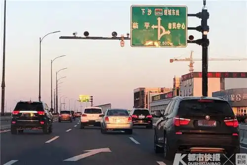 杭州公共交通恢复运营首个晚高峰:高架"红"了 出租车司机笑了!