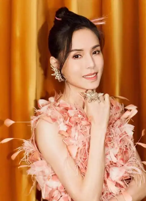 演员李若彤和富商同居10年被分手56岁结婚靠缘分