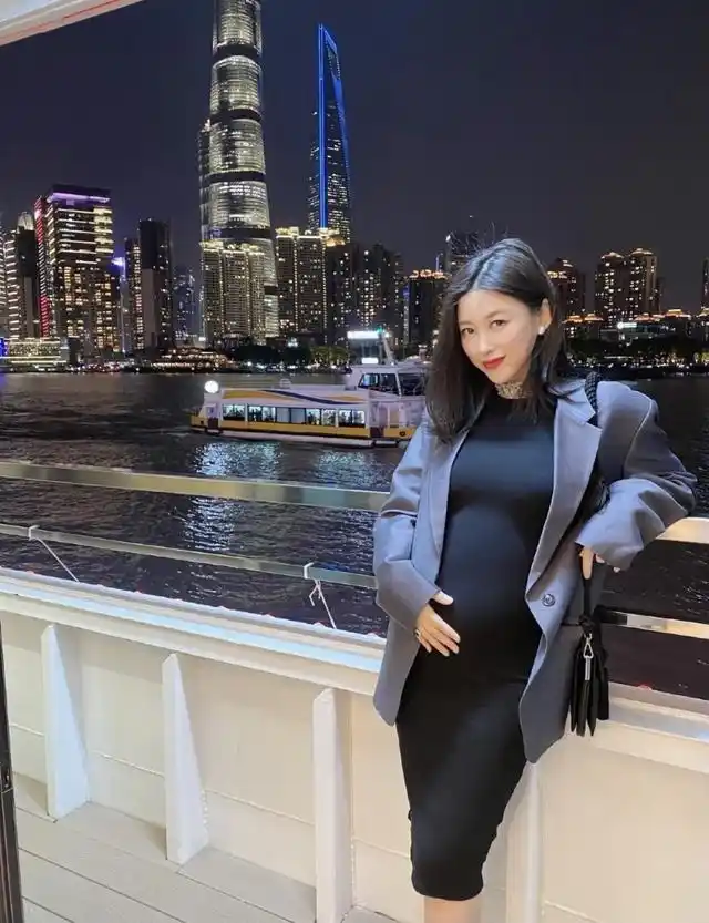 原创朱珠最美孕妇造型曝光过生日像走红毯挺8月大肚子穿黑色礼服