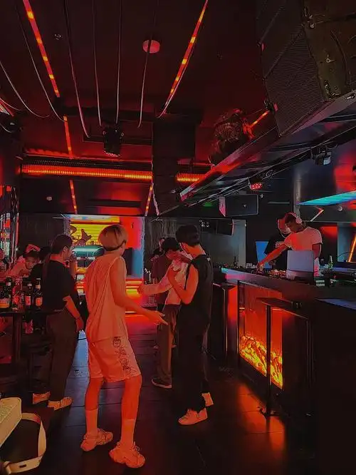 济南|酒吧拍氛围感照片掌握这几点秒出片