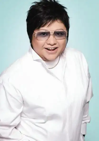 49岁韩红近照暴瘦到认不出!体型缩减一圈,网友:越来越像刘欢