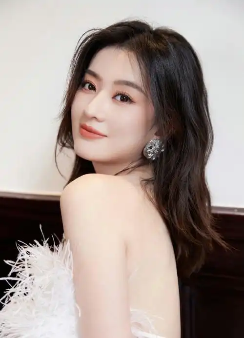 乔欣今天的造型也太好看了,一袭白色羽毛礼裙好仙好美,贵气优雅,宛若