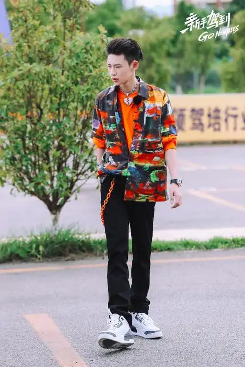 小鬼《新手驾到》十八宫格帅照来袭 你看这个男孩有个性还帅气!