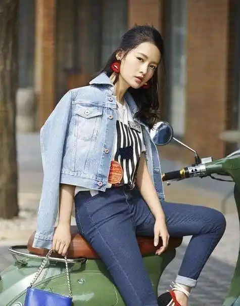 身着牛仔短裤面朝大海,李沁写真,惬意的享受生活 太美了