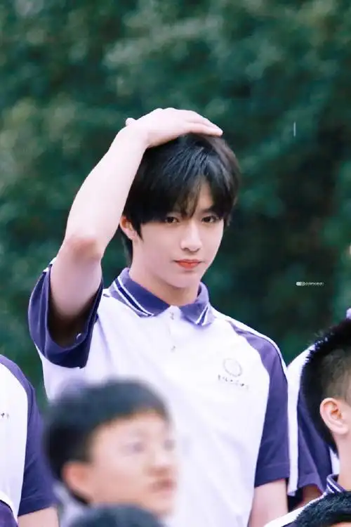 刘耀文密室大逃脱##刘耀文拍初中毕业照