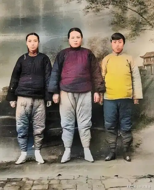 三个被封建习俗迫害的妇女,她们裹着小脚,感觉身体很不协调