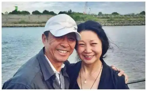 从导演到荧幕前,他带着一家人参演作品,演技在线受到好评