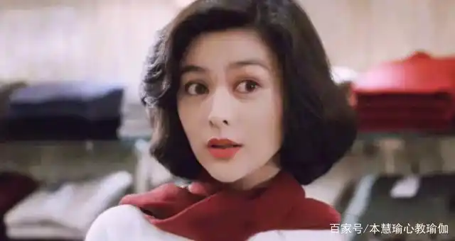 57岁关之琳庆生照曝光,嫁入豪门后离婚,短发红唇的十三姨照样美