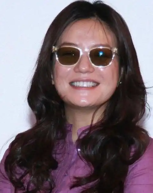 在采访中,赵薇称"突然烦自己有点胖