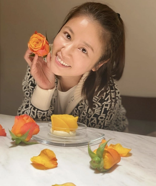 林心如晒甜品店自拍照 手捧蛋糕笑容甜蜜_高清图集_新浪网