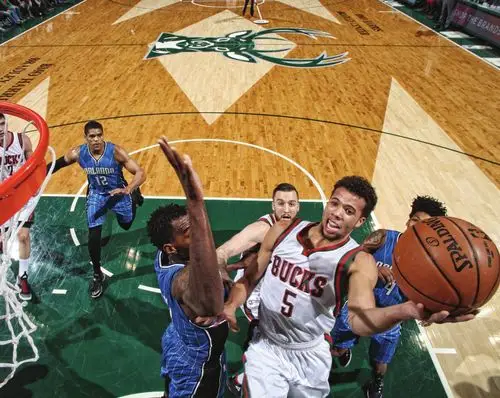 由于发生在三个正在奋力拼争季后赛席位的球队中,关注度可想而知.