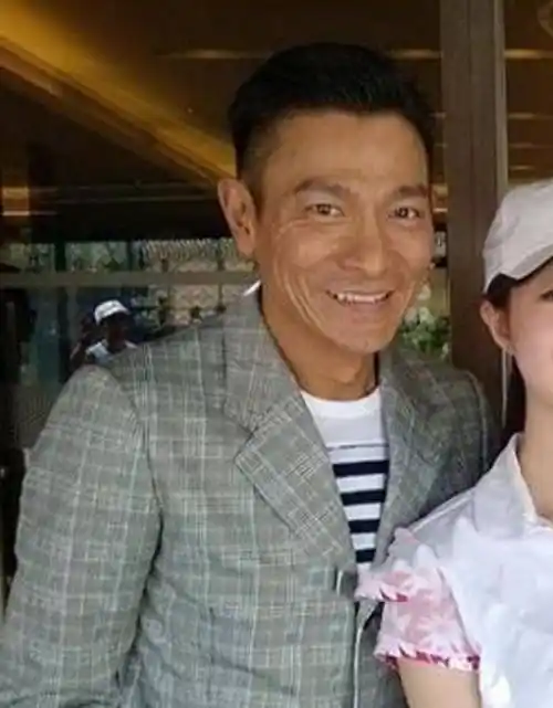 58岁刘德华神采不输当年!