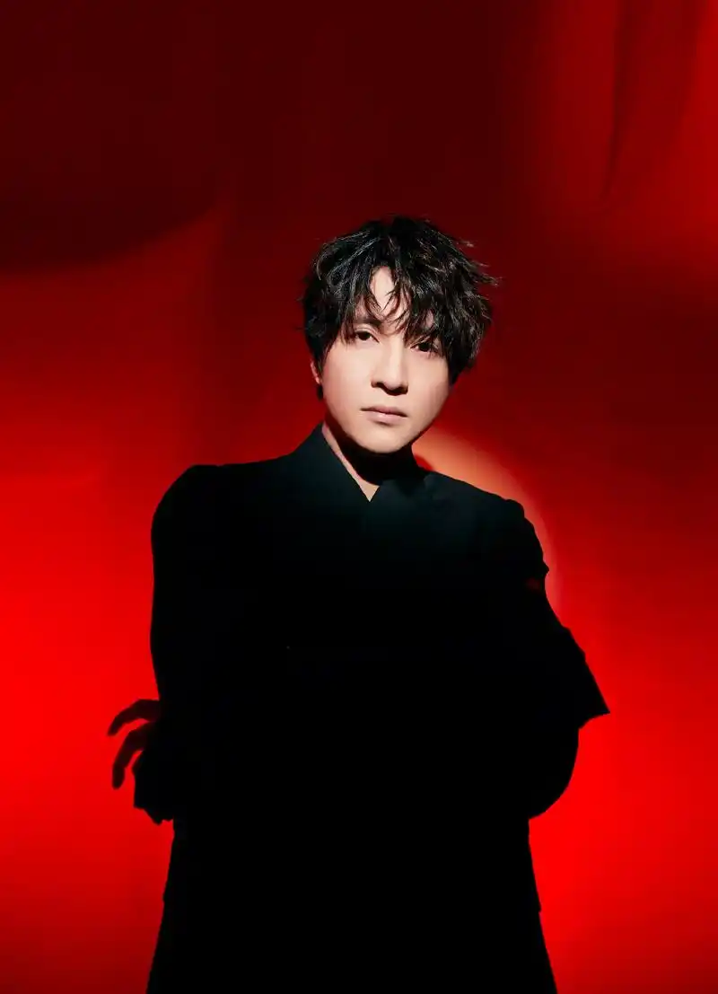 今日,薛之谦身穿黑色经典西装亮相微博之夜红毯,正装杀让人大呼我可以