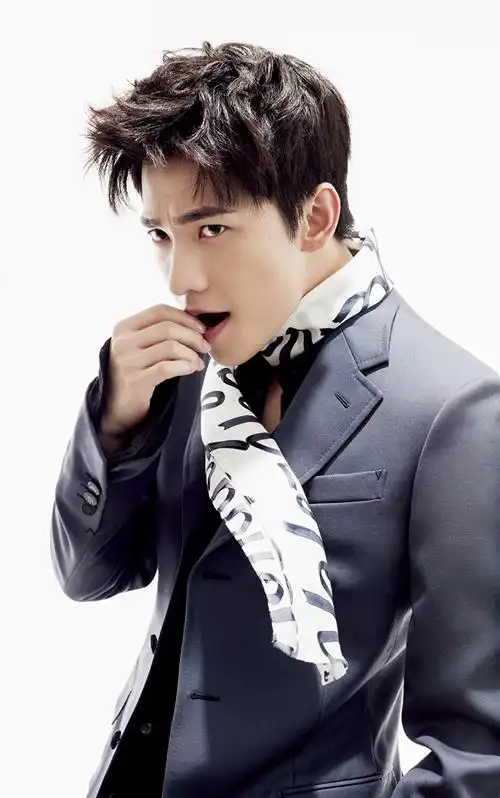 照片中,杨洋再现经典眼射杀,霸气温柔自由切换,完美侧颜俊朗英气,完美