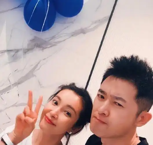 李冰冰分手了,曾与小16岁的男友海边穿泳衣练瑜伽