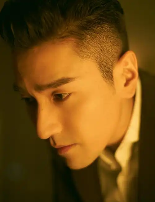 赵又廷帅气亮相上海时装周橄榄绿色西装演绎绅士魅力